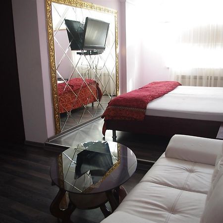 Emperum Nelson Hotel Chisinau Ngoại thất bức ảnh