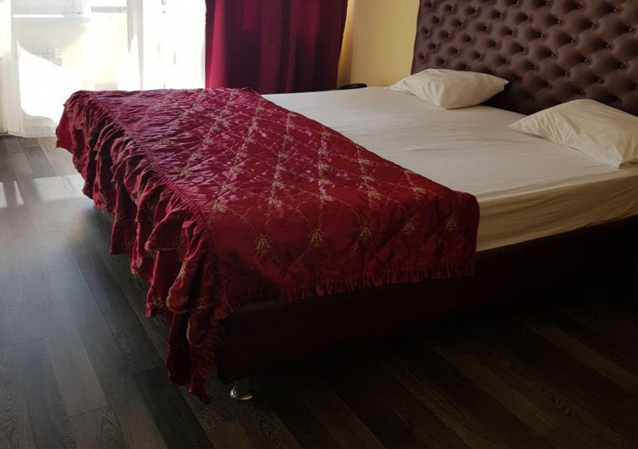 Emperum Nelson Hotel Chisinau Ngoại thất bức ảnh