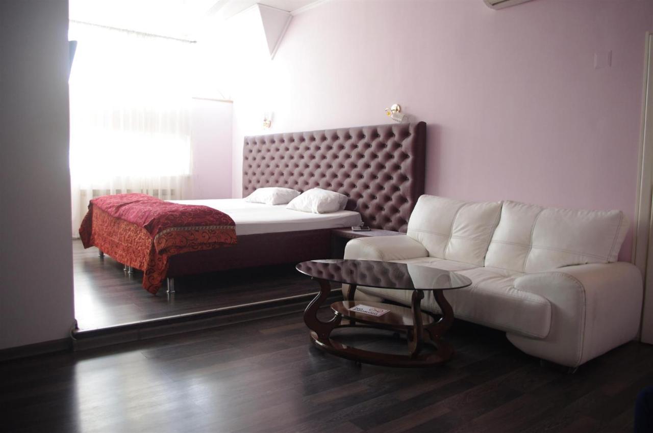 Emperum Nelson Hotel Chisinau Ngoại thất bức ảnh